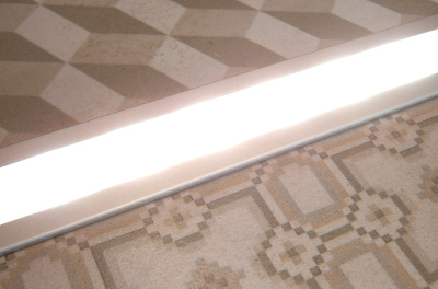 LED osvětlení  sprchy - zalitý vodotěsný  profil do obkladu koupelen či sprchového koutu hloubka 7 mm, šířka 25 mm.